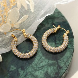 Leila oorbellen in het goud op een schaaltje